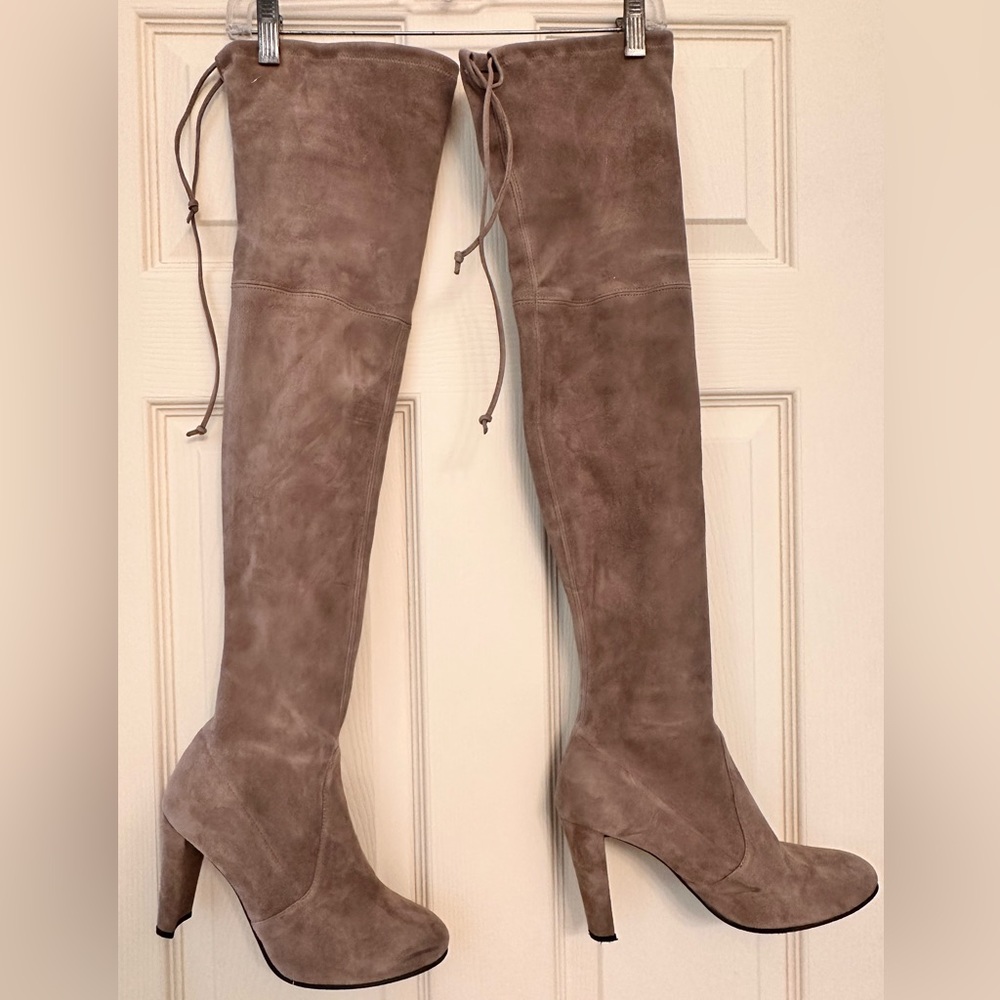 Highland Boot in tan. Size 8 1/2
Stuart Weitzman